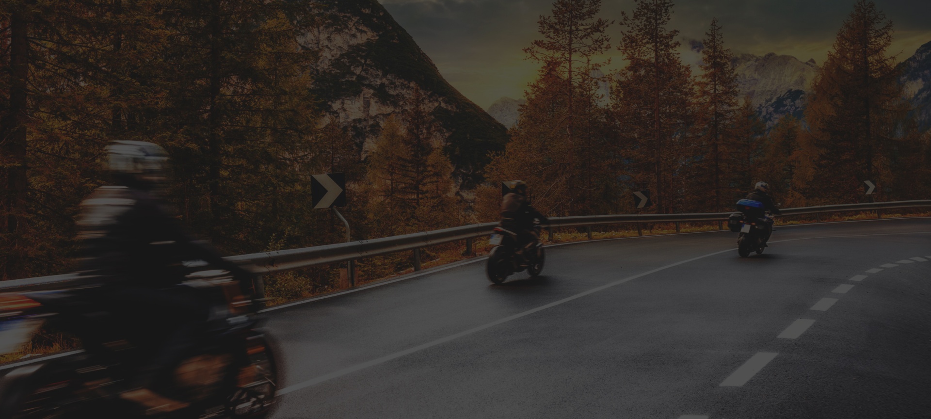 Motociclisti in viaggio tra le montagne